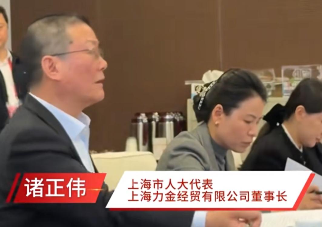 上海市人大代表诸正伟在两会期间提出：“买个包子2块钱，停个车要10块钱，这生意怎