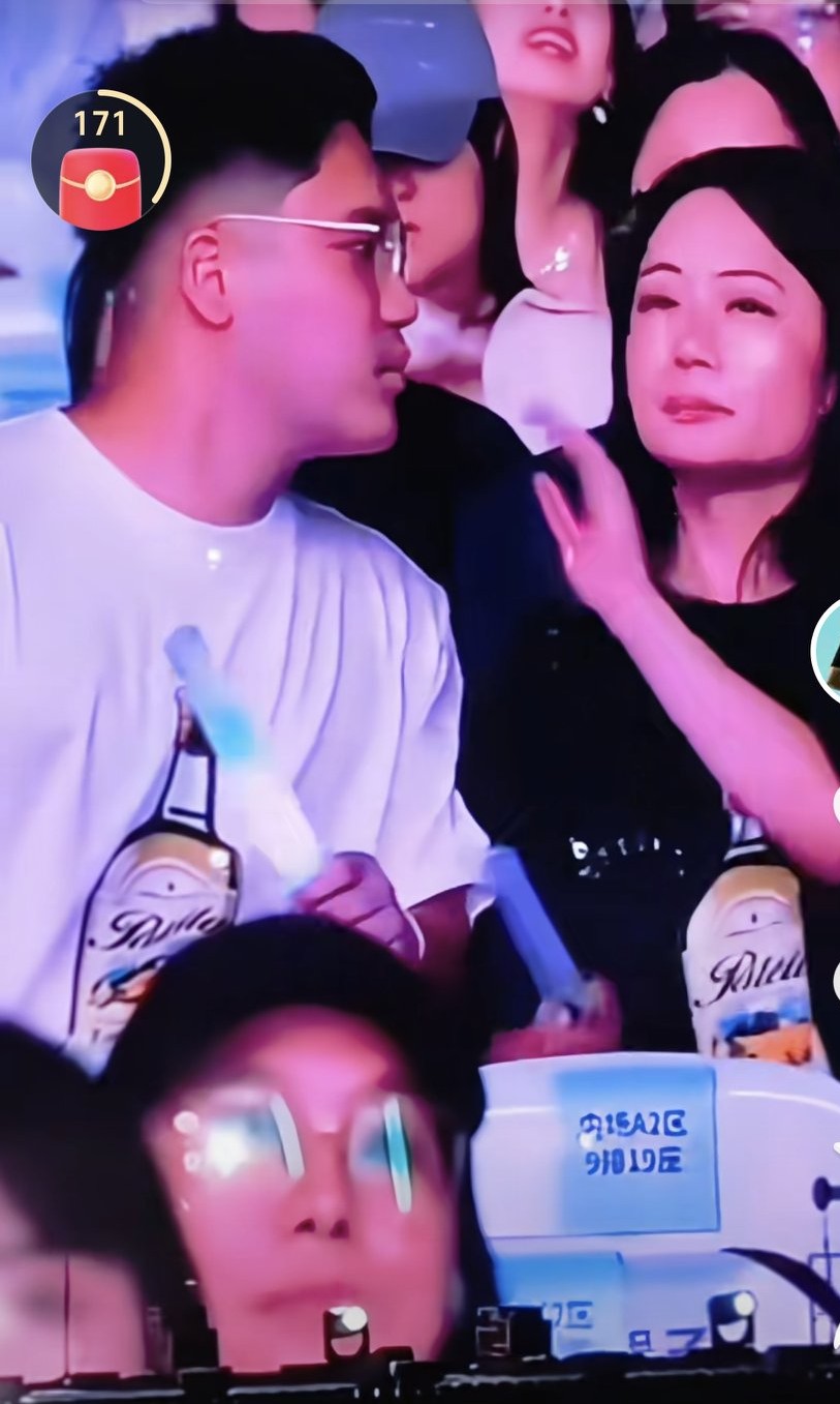 萧敬腾演唱会男生亲吻女生被拒，然后这个女生转而亲了另一个闺蜜，这件事只有两种情况，第一，这个女生和她