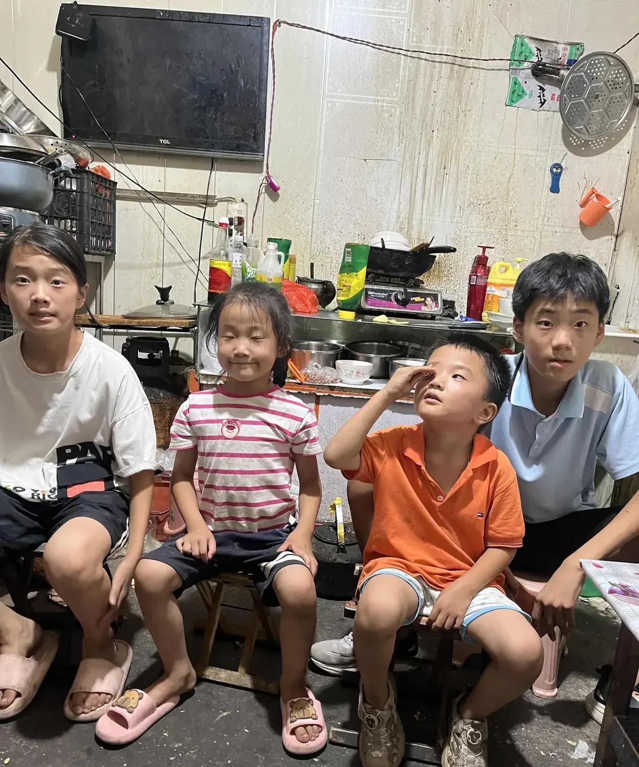易孕体质，剖腹产4次，又怀上老五，已经3个月！现在闹着和老公离婚！住在破烂不堪的