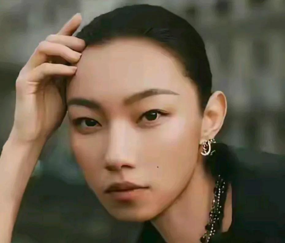 那尔那茜这张脸，好像并不符合国人的审美，更适合于西方的那种审美观。我看着她的脸，
