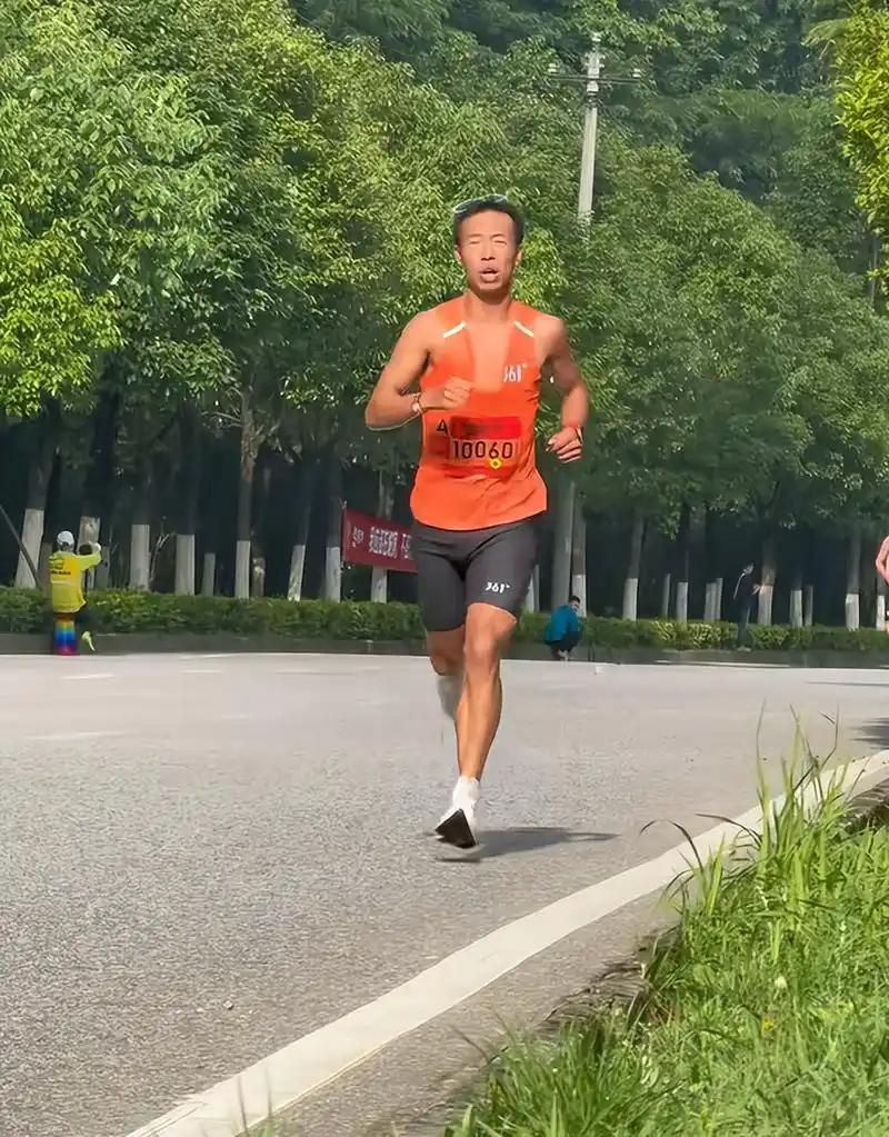 一年跑了54场比赛，把30个冠军揣进兜里，直接收割上百万奖金。中国马拉松圈最疯的
