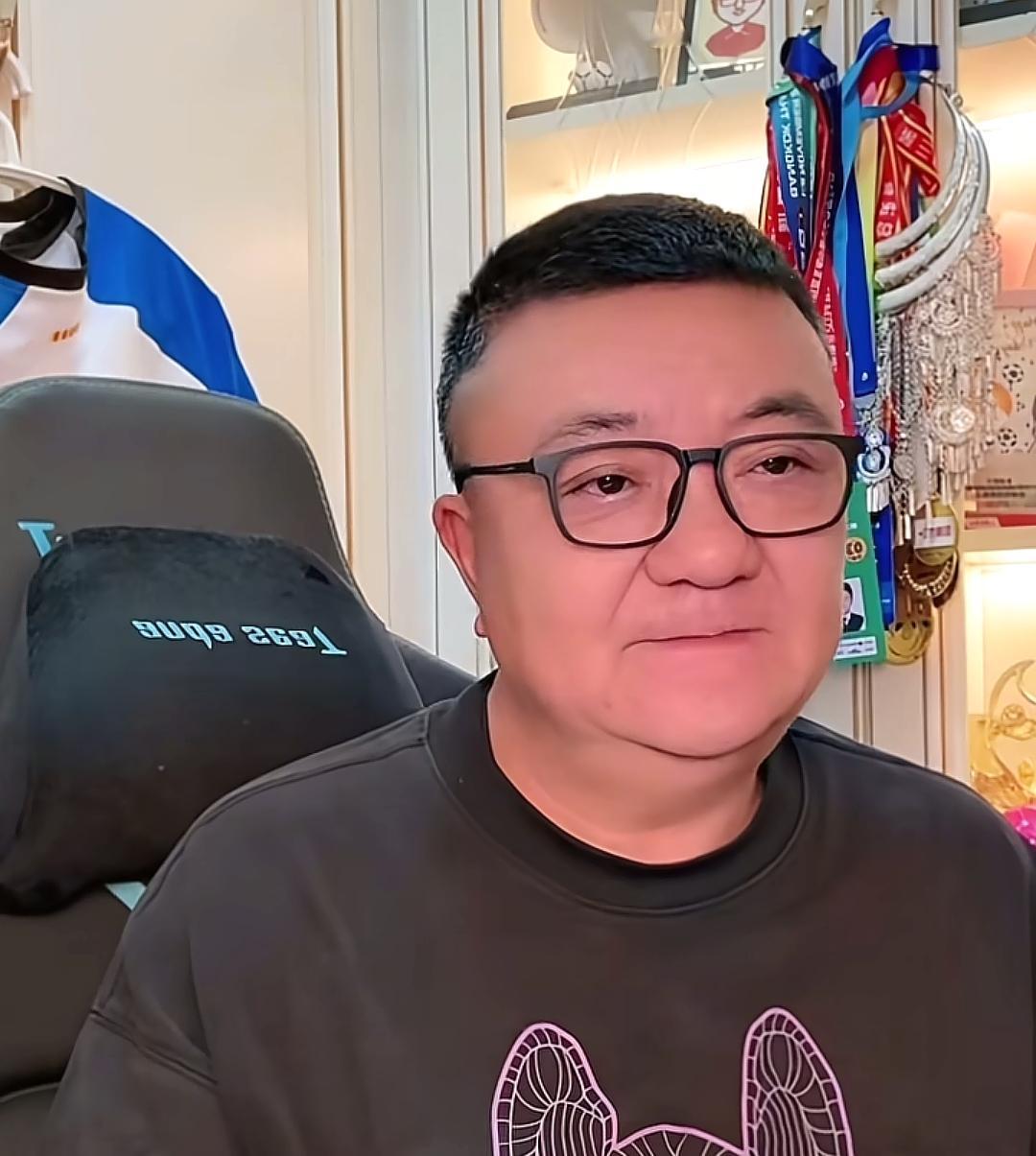 最近几天董路和足球小将又闹出一些舆论风波，起因是一个在西班牙的中国留学生主播的网