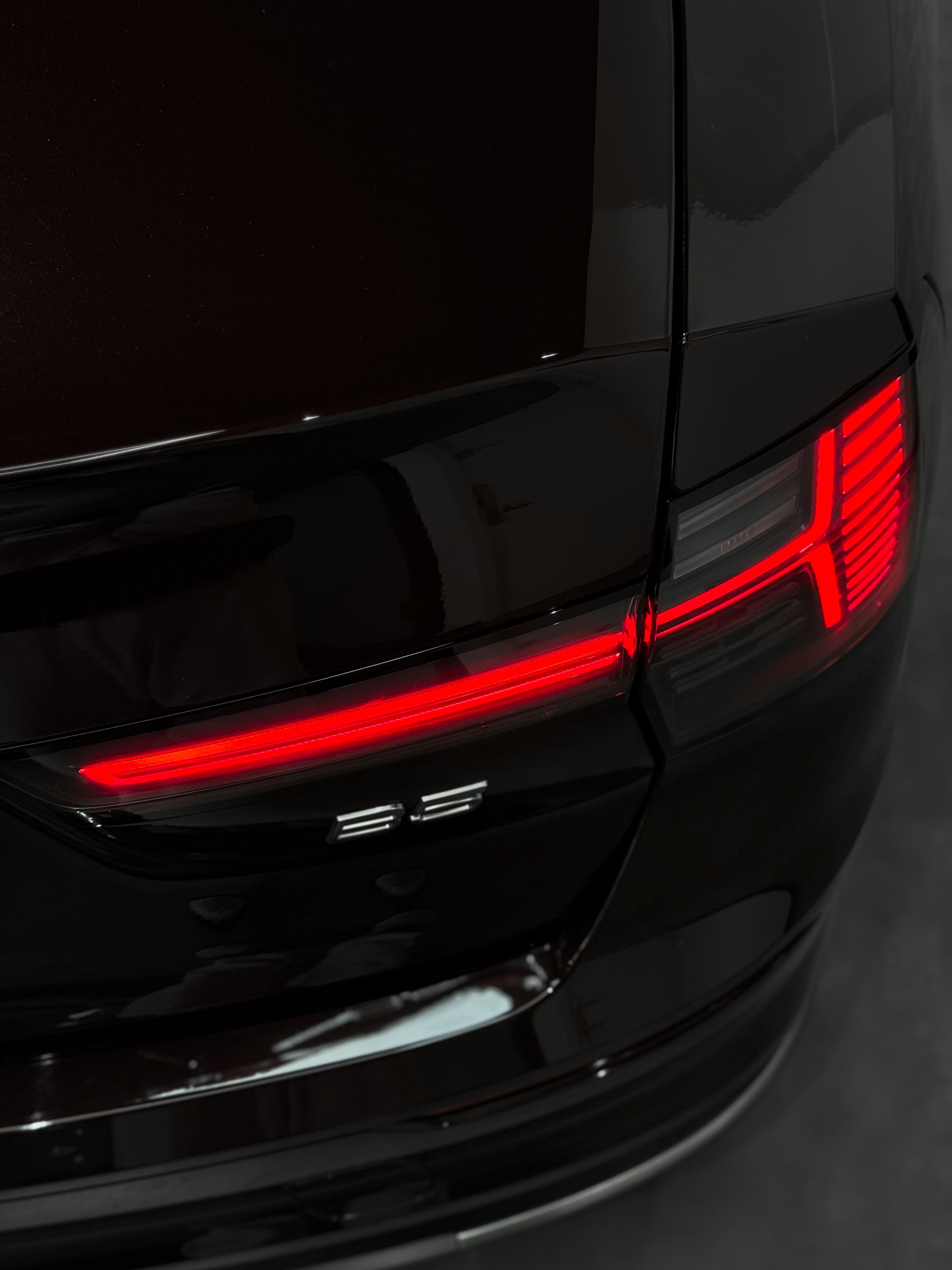 突然发现沃尔沃S90尾灯很像一把扫帚你们说像不像？