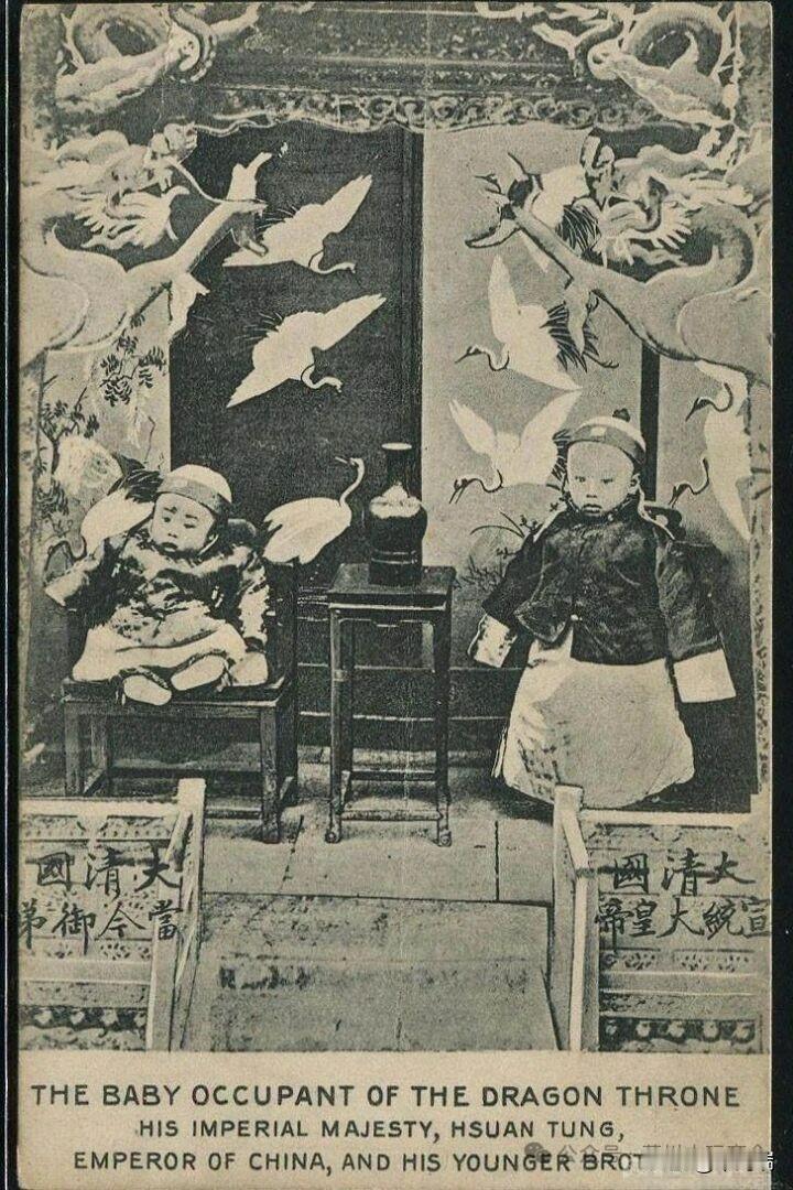 溥仪和弟弟溥杰合影，罕见清代皇室明信片文字信息：图片下方的英文标注为“龙椅