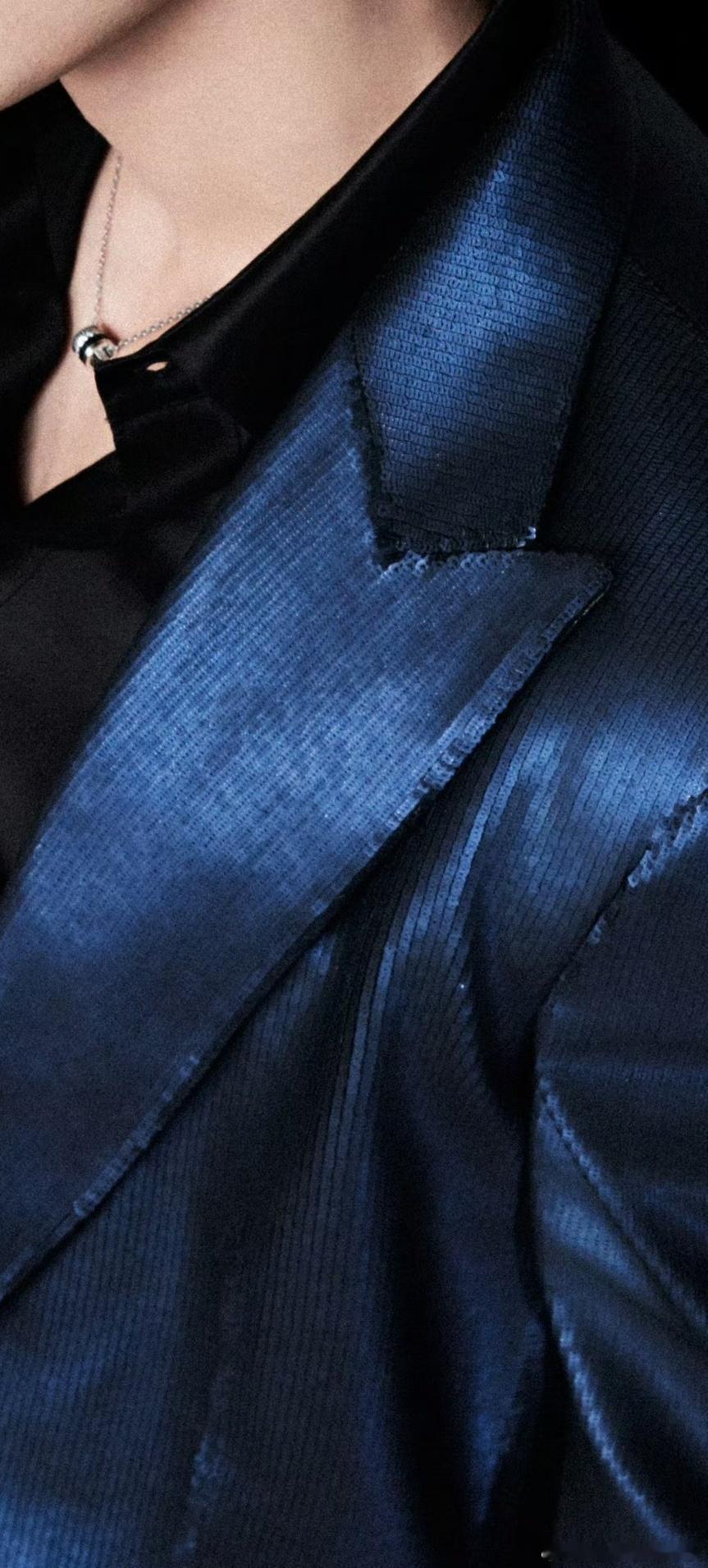 难怪了，老古疯狂输出，gucci微博之夜给肖战专属定制的这套流光溢彩西服，是由一