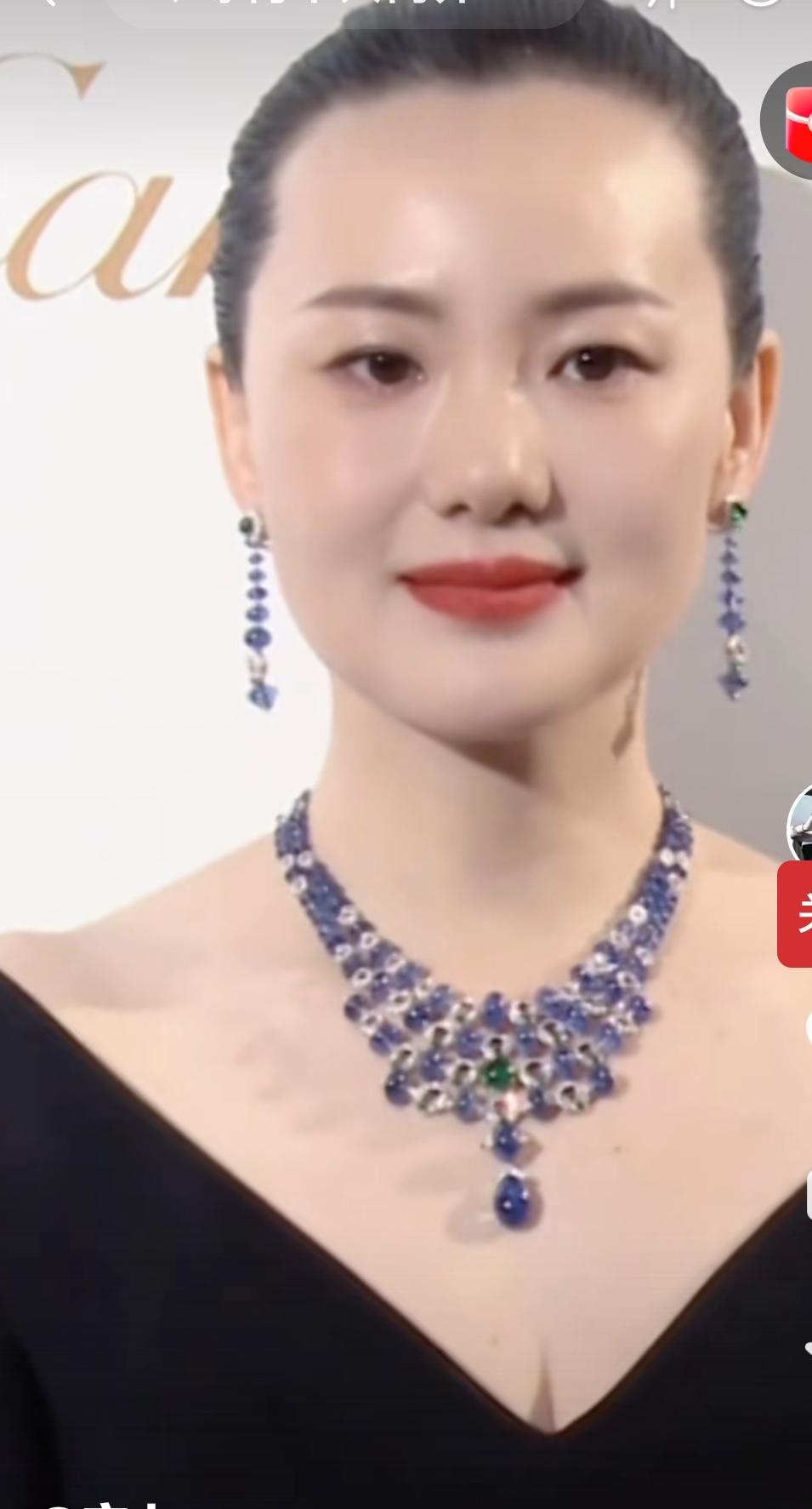 咏梅并非传统意义上的美女，却有着温婉、优雅、大气的气质。她的五官不算精致，没有