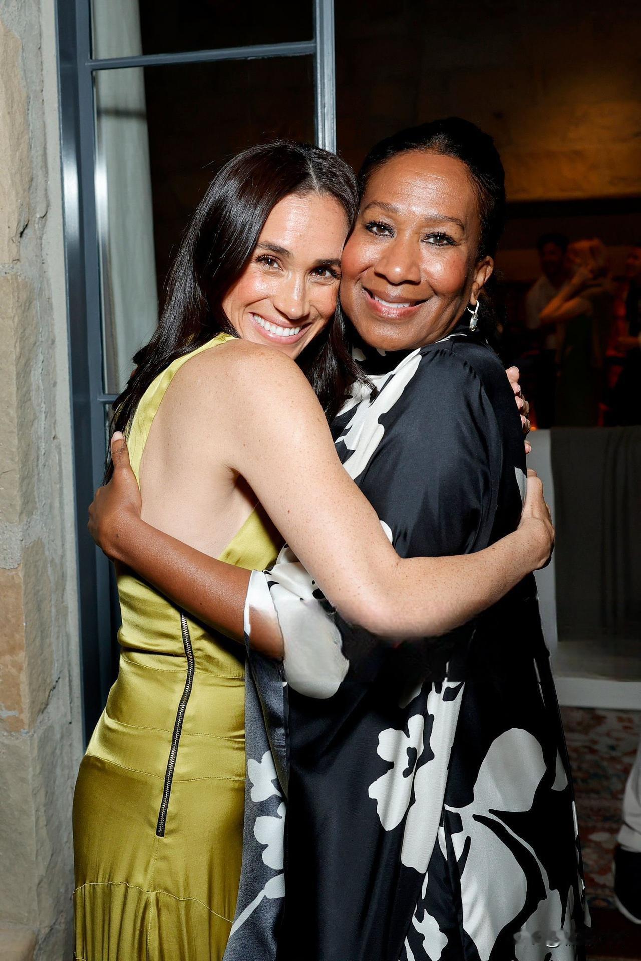 照片分享。哈里梅根参加网飞首席执行官的一个私人聚会晚宴。梅根不仅熊抱执行官夫人