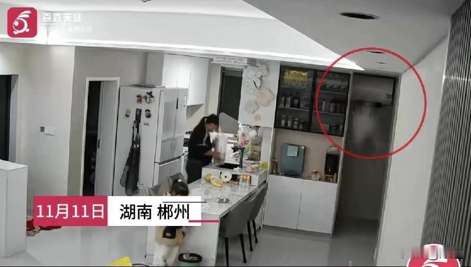 好险！11月11日，湖南彬州市民罗女士家，她正在厨房做饭，女儿在一边自己玩。