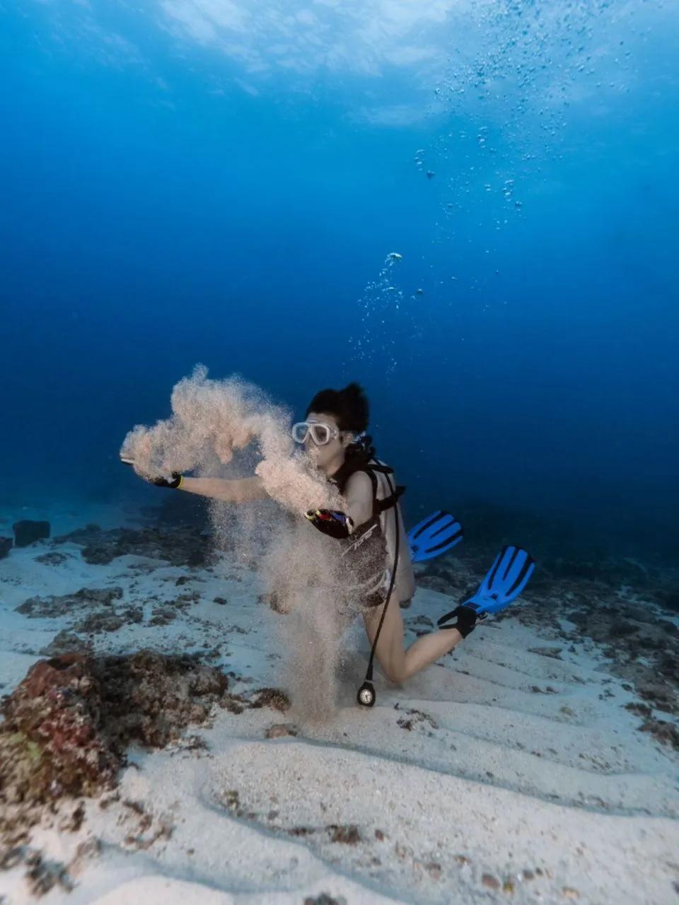 钓了一个潜水员上来近日，广西北海一钓鱼爱好者，在海边钓鱼，突然手里一沉，男子很