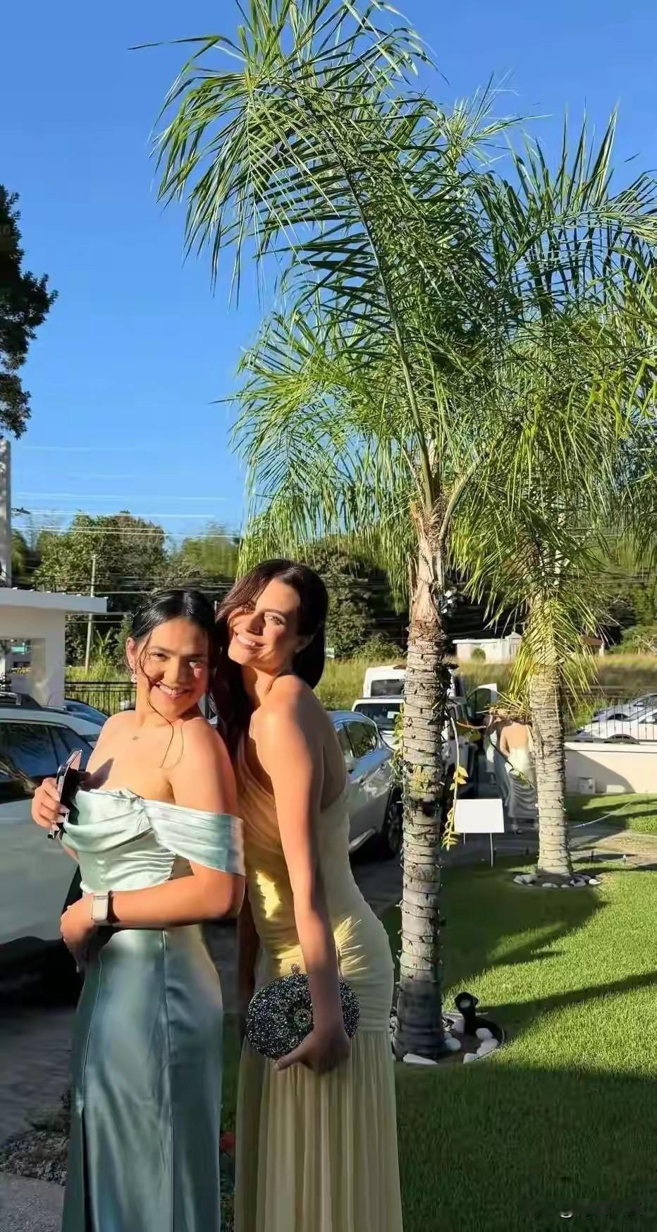 我觉得迪亚兹姐姐结婚，她好多朋友去参加，应该没有这么简单！在国内，结婚的时