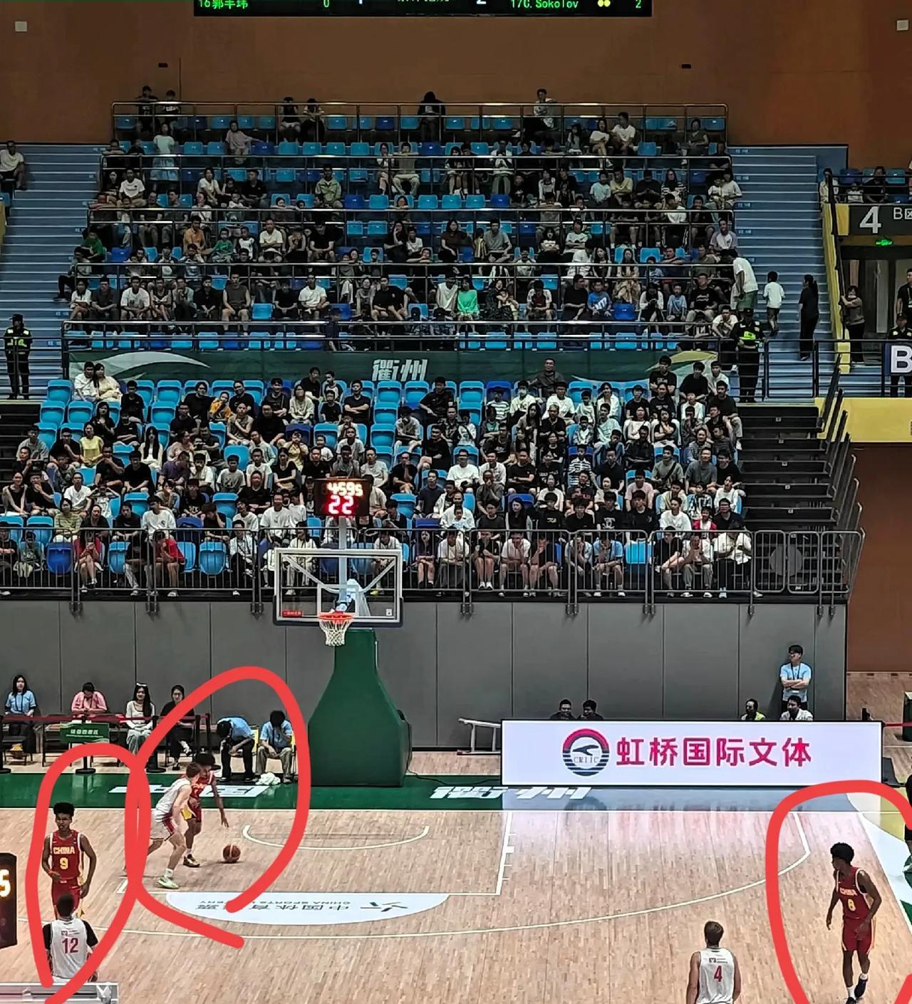男篮国青历史首次三位混血球员，在热身赛同时登场，分别是：冯奥：母亲是非洲人，父