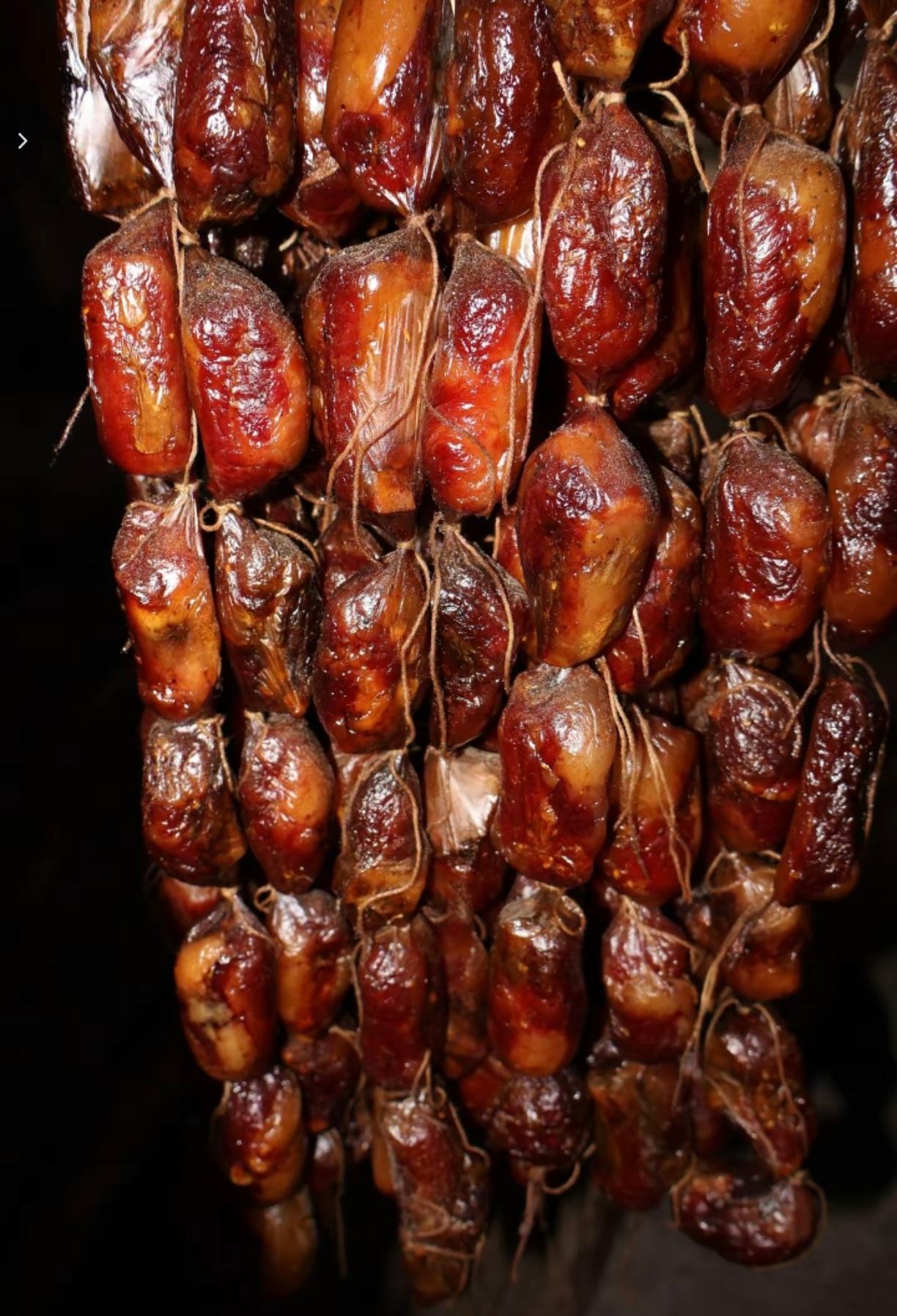 排骨香肠被称为香肠中的爱马仕，它不是普通的香肠，里面裹着的是一块块实实在在的农村