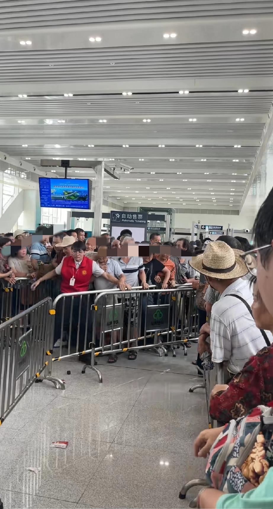福州滨海快线之会下蛋的飞机✈️。给大家讲个笑话“听说福州长乐机场的飞机会下蛋，