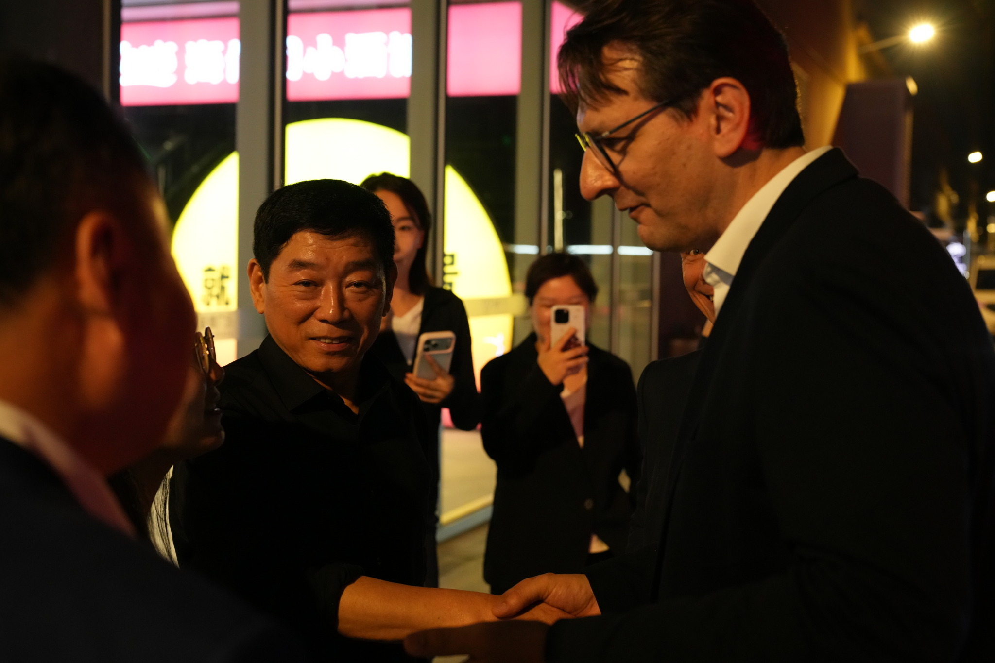 魏建军和宝马高管酒吧夜聚喝胖东来啤酒，吃花生米，魏总还真接地气！北京车展刚结束