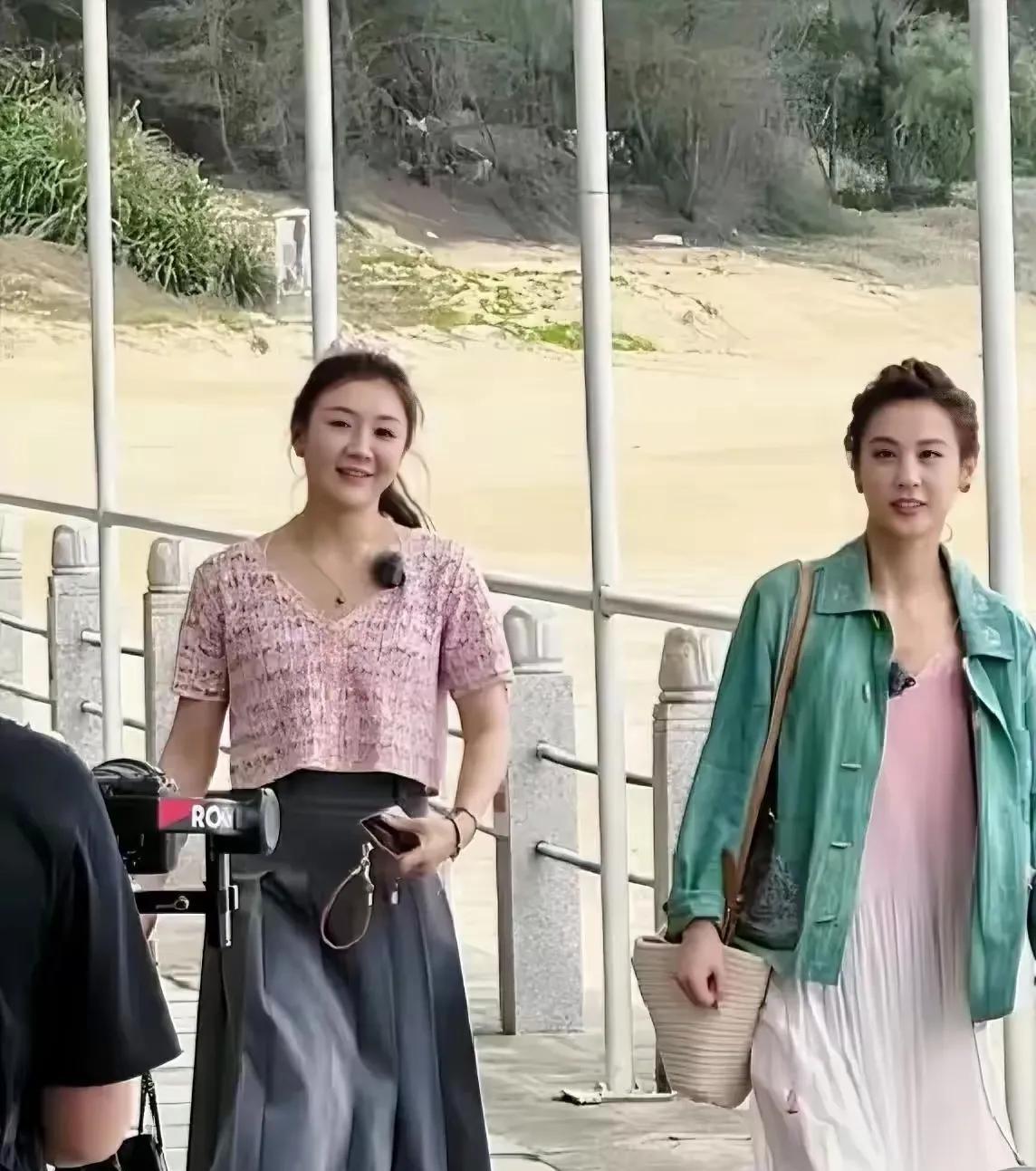 黄圣依身边的这位美女是谁？看着像一位体育冠军，实在想不起叫什么名字了？粉色的上衣