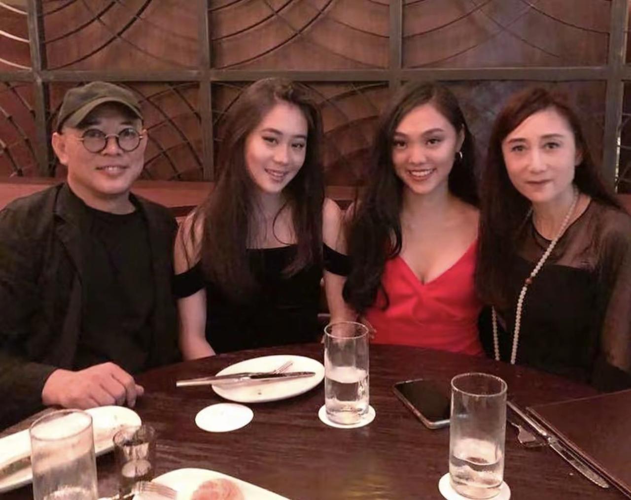 近日，62岁的功夫巨星李连杰在社交平台分享了一组与女儿的温馨合照，瞬间引发网友关