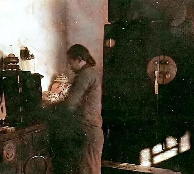 1949年，施宫存夫妇收到命令逃往台湾，将只有3个月大的儿子留在了大陆。40年后