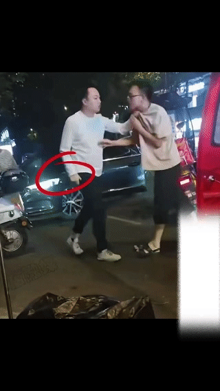 男子平时蛮横惯了，一脚踢翻外卖小哥的电动车，没想到被小哥狠狠上了一课，这反转来得