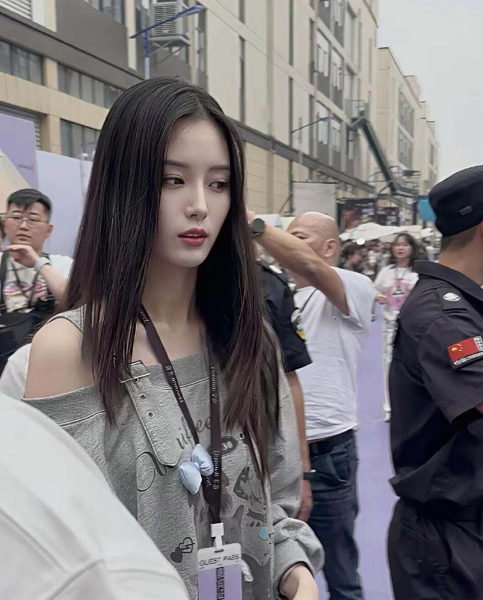 徐艺洋生图直出，这一看就是人群中，别人拿手机拍的，而且是原相机，不会给你美颜，还
