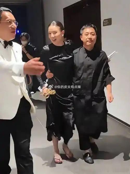 获奖后的演员宋佳和丈夫导演王伟​​​