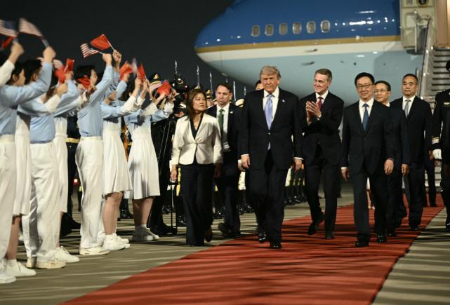 中方超高规格迎接特朗普。5月13日晚7点50分，特朗普的专机稳