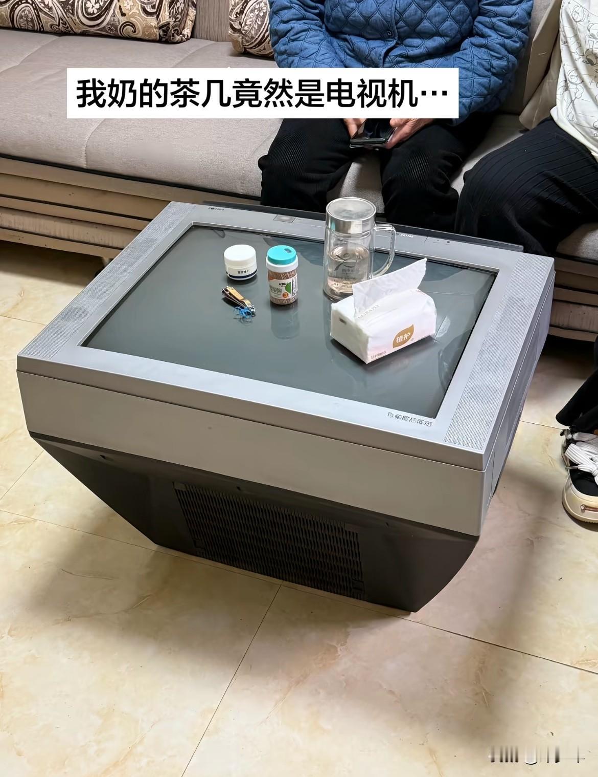 别说，老式电视机当茶几还挺合适的！估计不少人都没见过这样的茶几！