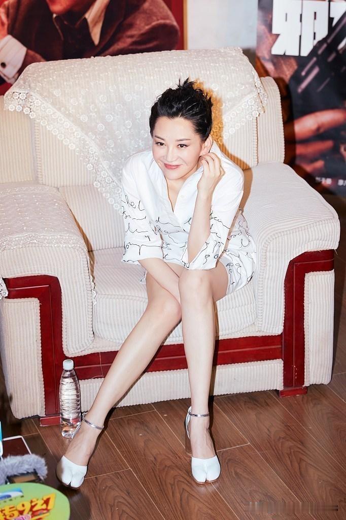 许晴好迷人啊，她脚上穿的这双鞋很特别，有个性，她真是越来越有女人味了，快60岁了