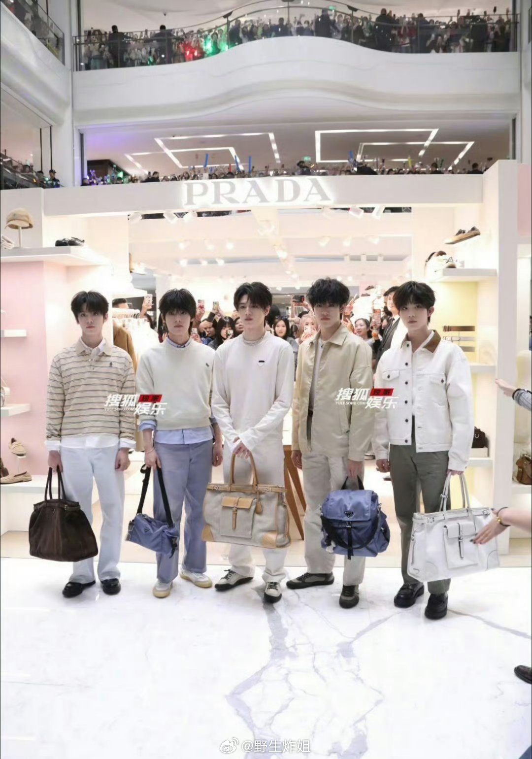 一起来看看TOP登陆少年这五位少年的Prada快闪活动的生图，客观评价一下，谁的