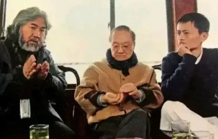 2000年，张纪中翻拍《笑傲江湖》，马云得知后，兴奋地举荐道：“我0片酬出演风清