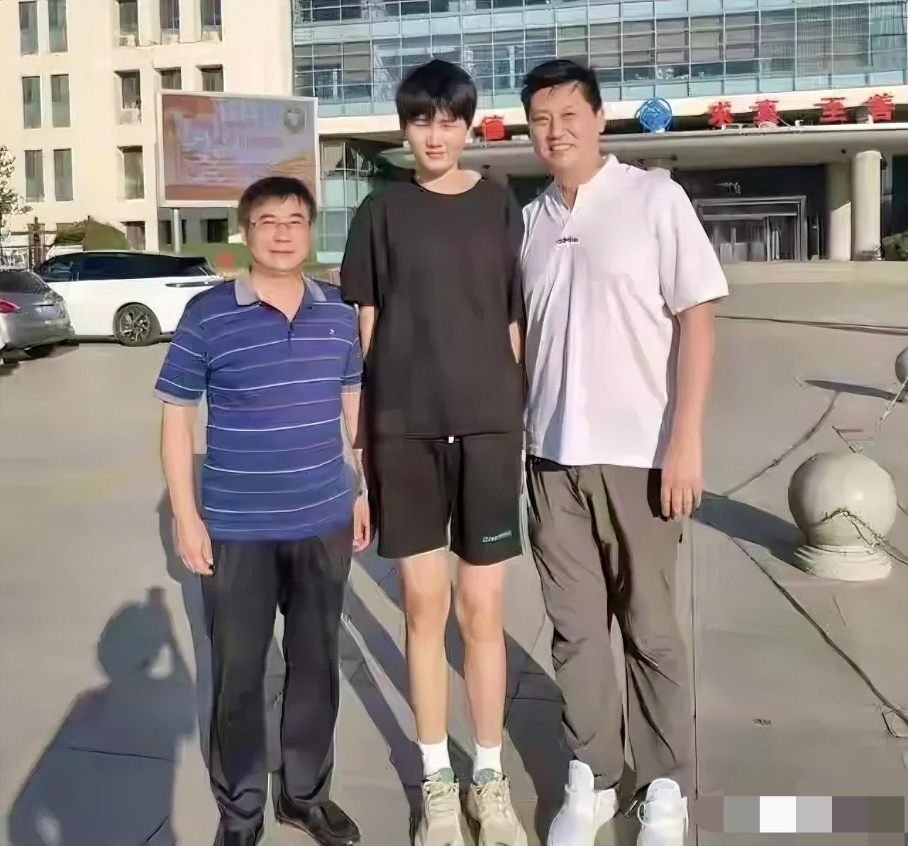 继韩旭、李月汝和张子宇后中国女篮又一天才中锋横空出世，她就是柏荷雨欣！柏荷雨