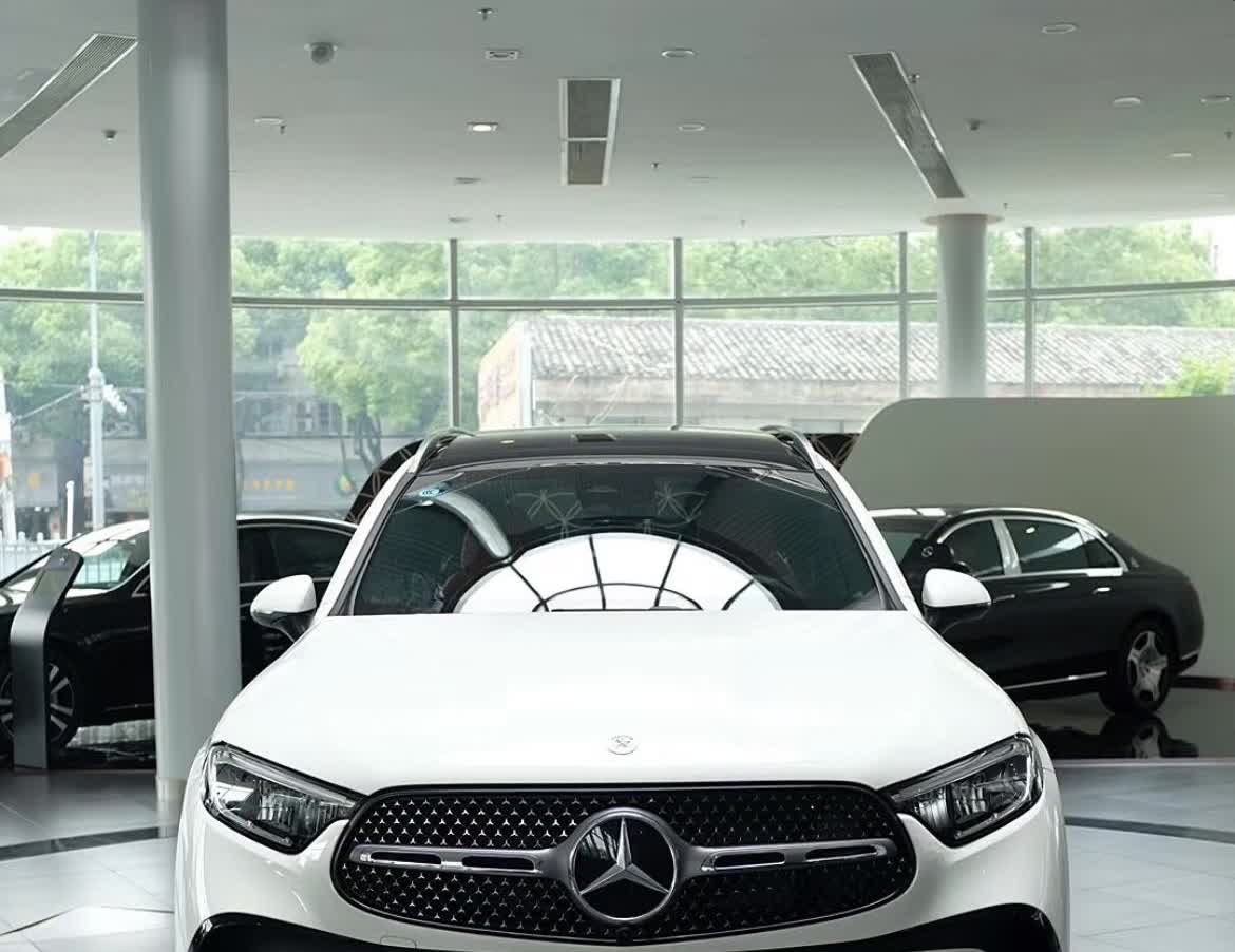 奔驰GLC销量火爆，靠的不是一招鲜，而是“全维打击”。换代后尺寸全面加长，297