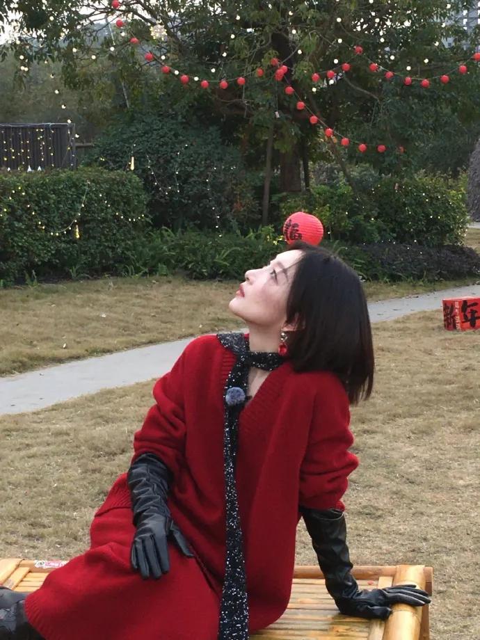 周冬雨新年新发型，短发造型看起来更加清新脱俗，美的令人陶醉！照片中的周冬雨身穿