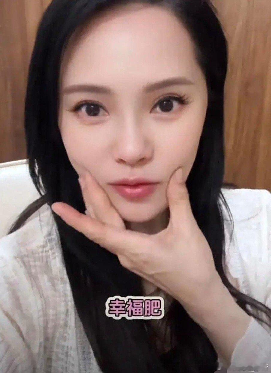 伊能静发了个视频回应秦昊长胖这事儿。她是这么说的：“我俩这都叫幸福肥，而且我们决
