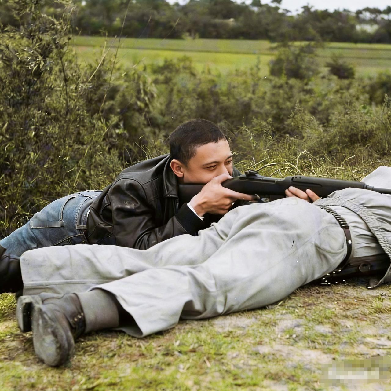 50年代，蒋孝文在野外打猎，一张罕见的留影，从镜头中我们可以看到，他匍匐在地上，