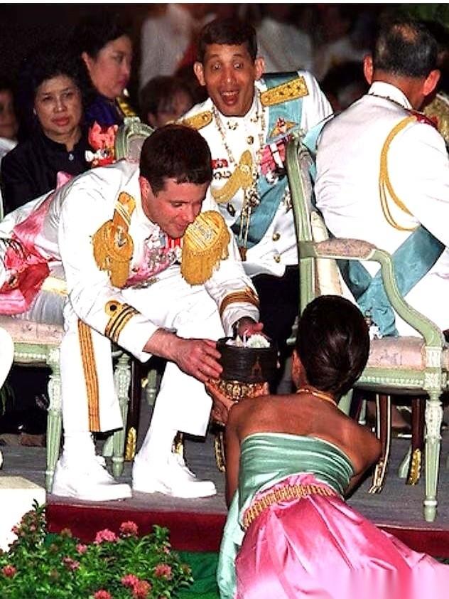 聊聊泰国王室那张流传极广的“探头照”。镜头里，玛哈紧贴着原配颂妃的后背，脖子却