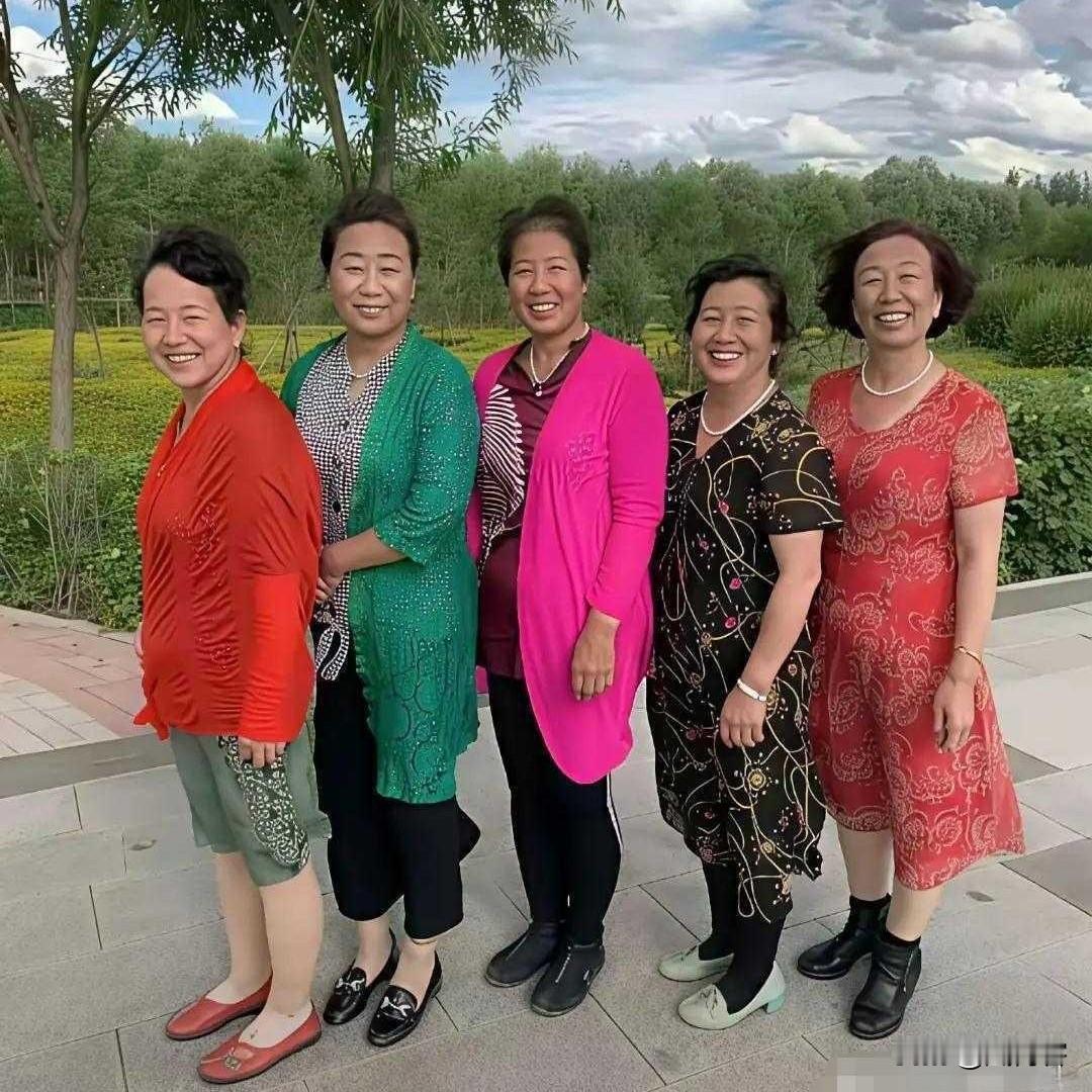 这五位大姐，有一位是城市的！你能看出是哪位吗？