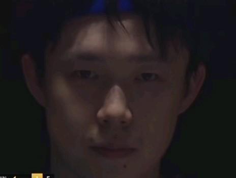 看到头哥坚定的眼神就知道一定能赢！今天下午的男单半决赛，头哥一度被逼到墙角，但头