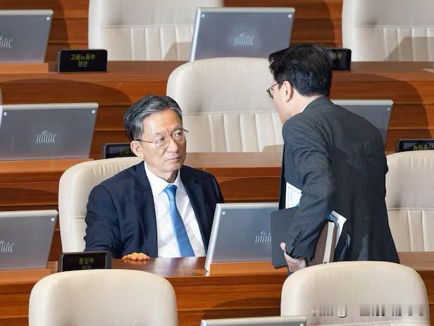 裂痕爆发！韩国执政党内讧！法务部长官公开划清界限：废除侦查权后果，民主党强硬派承