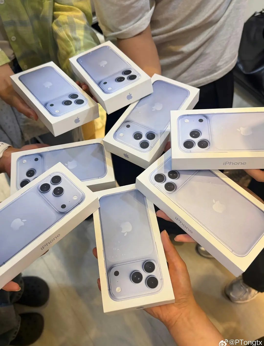 白鹿🍍送工作人员人手一台iPhone18，又是羡慕跟在白鹿身边的人的一天​