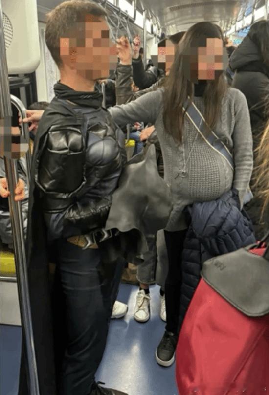 科学家实验：地铁里出现蝙蝠侠乘客给孕妇让座率飙升利他行为，即帮助他人的行为，是