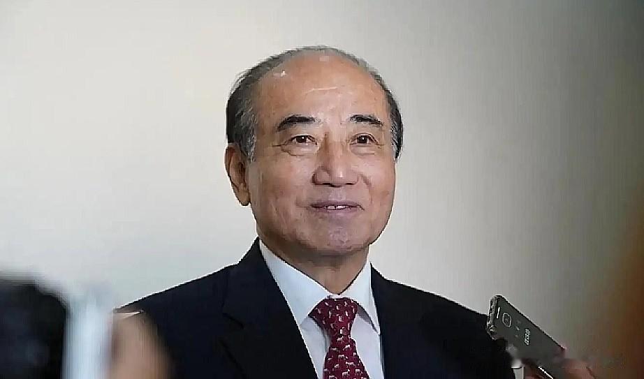 这位80多岁的老先生直接把话挑明了：“军队归大陆，外交归大陆”，这两根柱子一立，