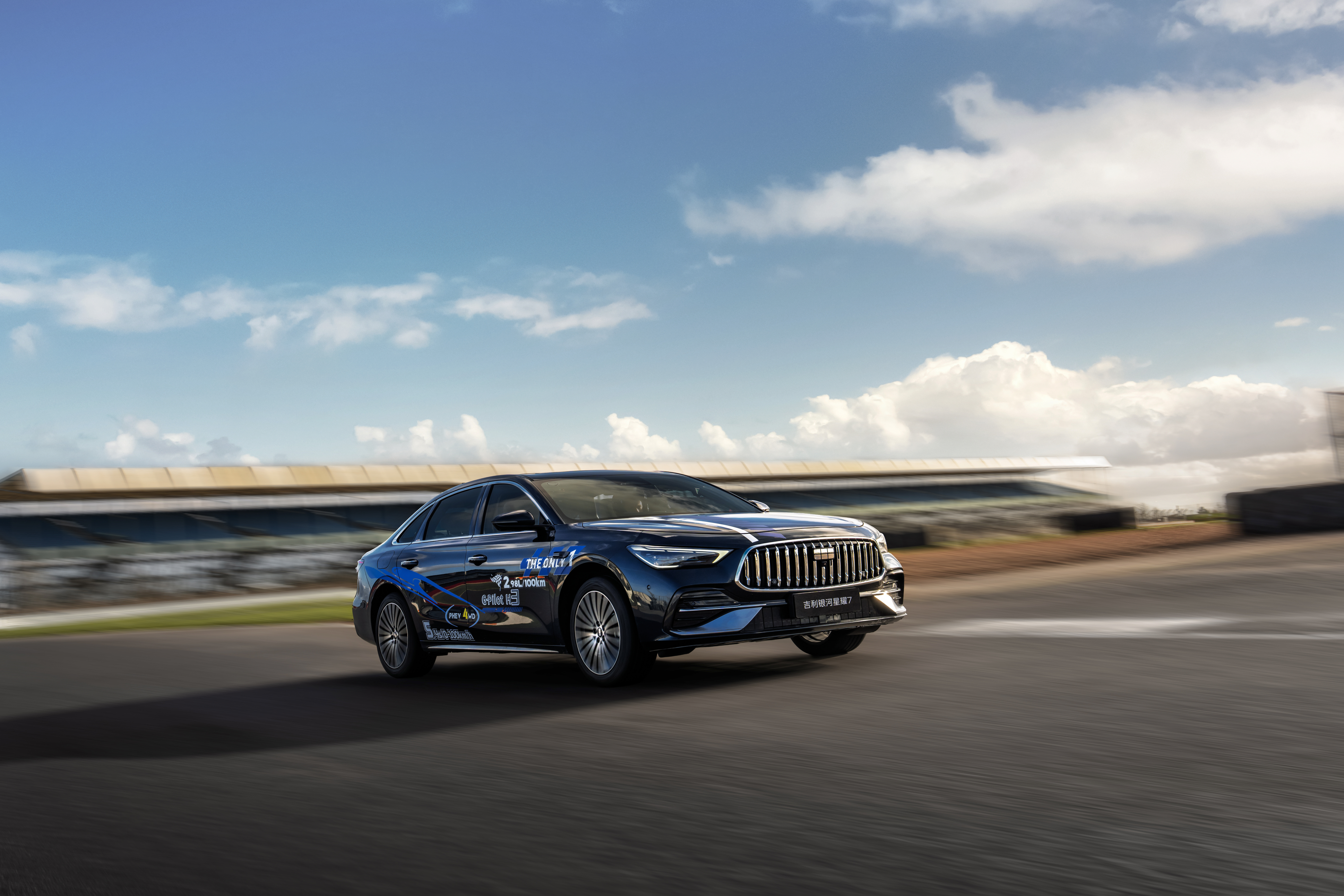 吉利银河星耀7在银石赛道首测也是第一台在F1赛道做动态首测的中国轿车147.95