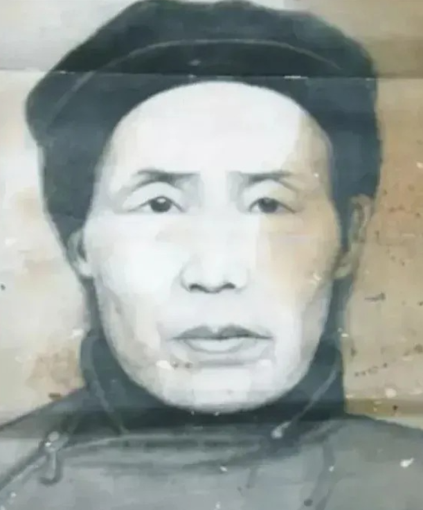 1928年，一红军战士被敌人追捕时，被一好心大娘藏在家中，然而，当听到敌人悬赏2