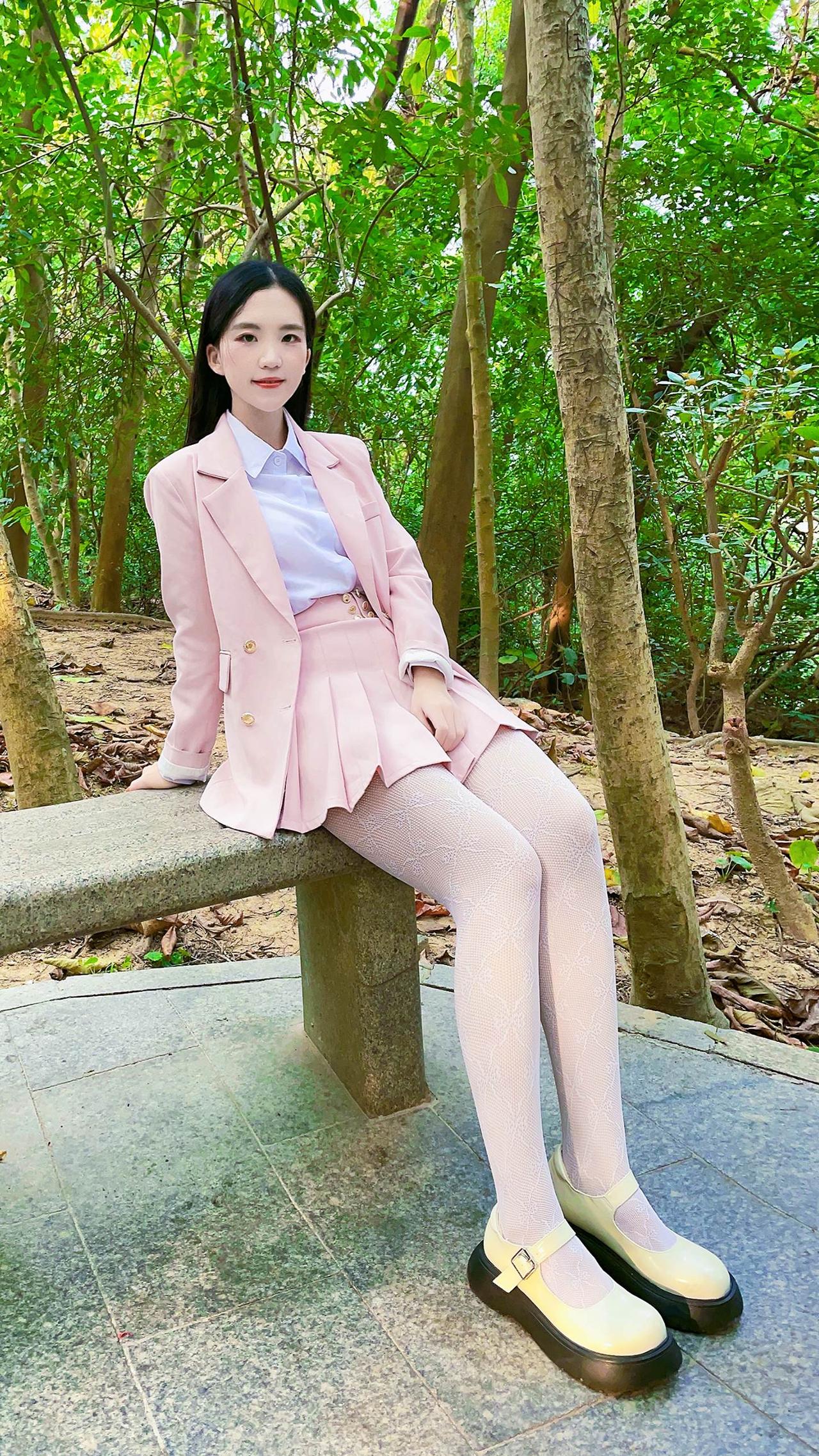 生活就该有些阳光，有点自由，还有一些花朵美女花藤袜网袜今日穿搭