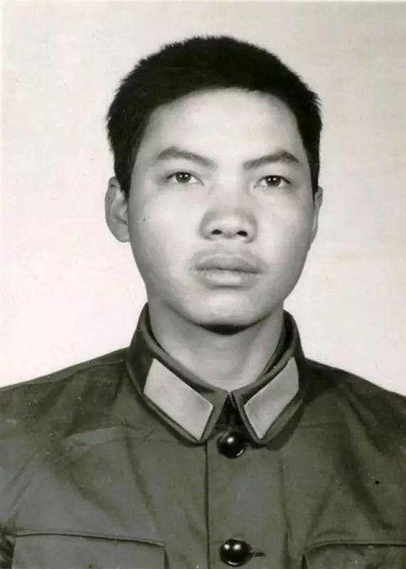 1984年7月的老山前线，刚经历过“松毛岭大战”的战壕还留着弹痕，晨雾里飘着硝烟