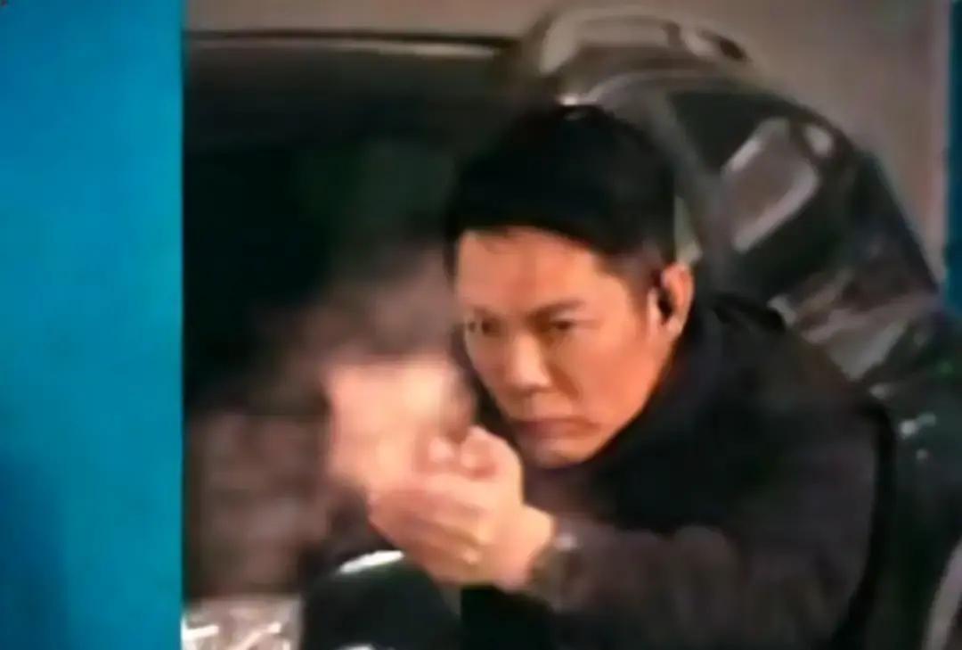 《罚罪2》里小飞冲出来替哥哥挡枪，被钟支队一枪放倒，弹幕瞬间炸锅。地下车库那段