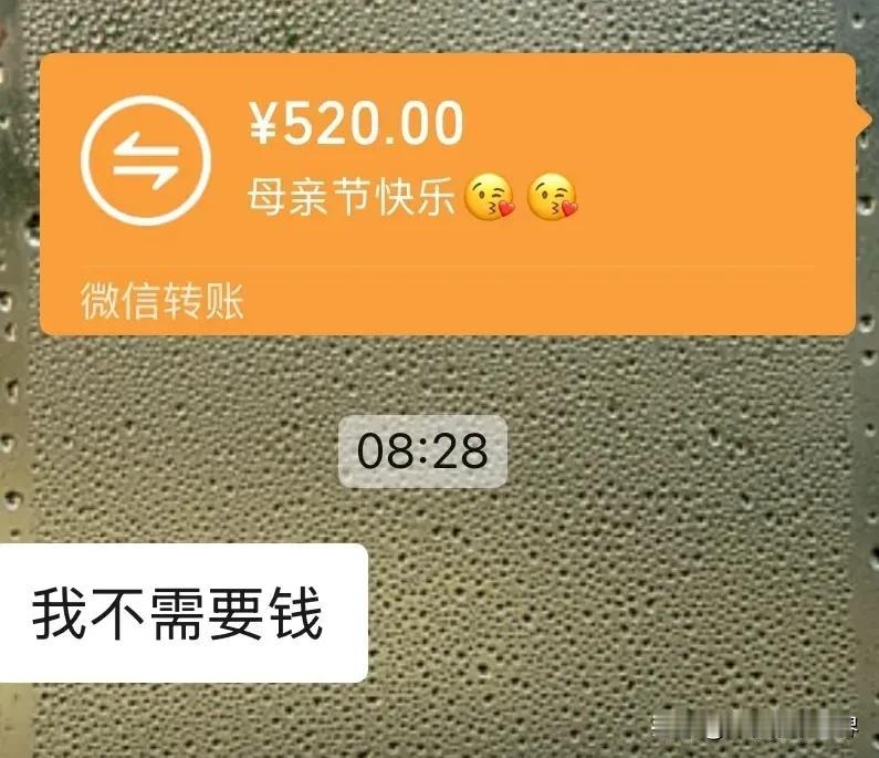 妈妈太难伺候了！前年母亲节，送她康乃馨，她抱怨浪费钱，去年给她买了个包，她又