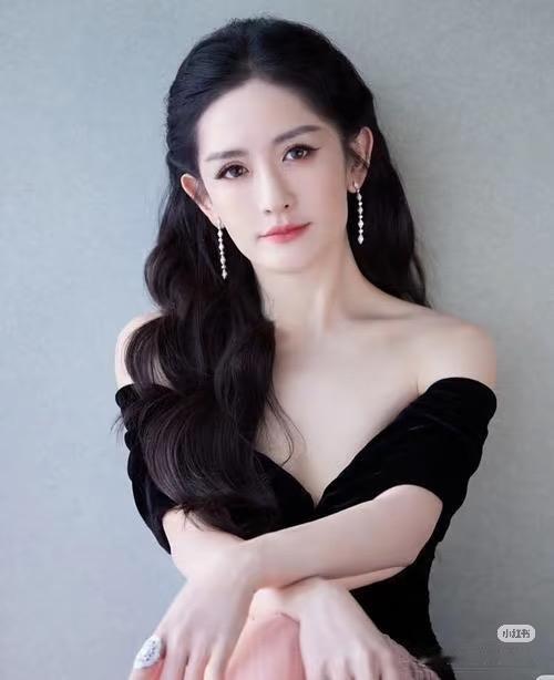 资本大佬喜欢谢娜不是因为她综艺式的活泼也不是因为她偶尔的口误争议，而是因为她