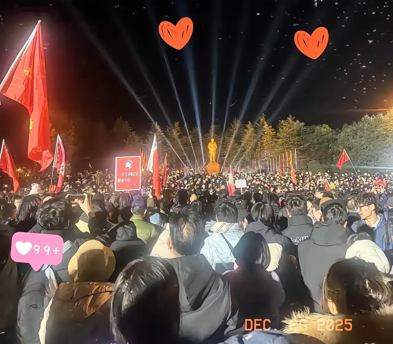 12月26日凌晨的湘潭又一次被从四面八方赶来的人潮彻底淹没了。没有任何官方组