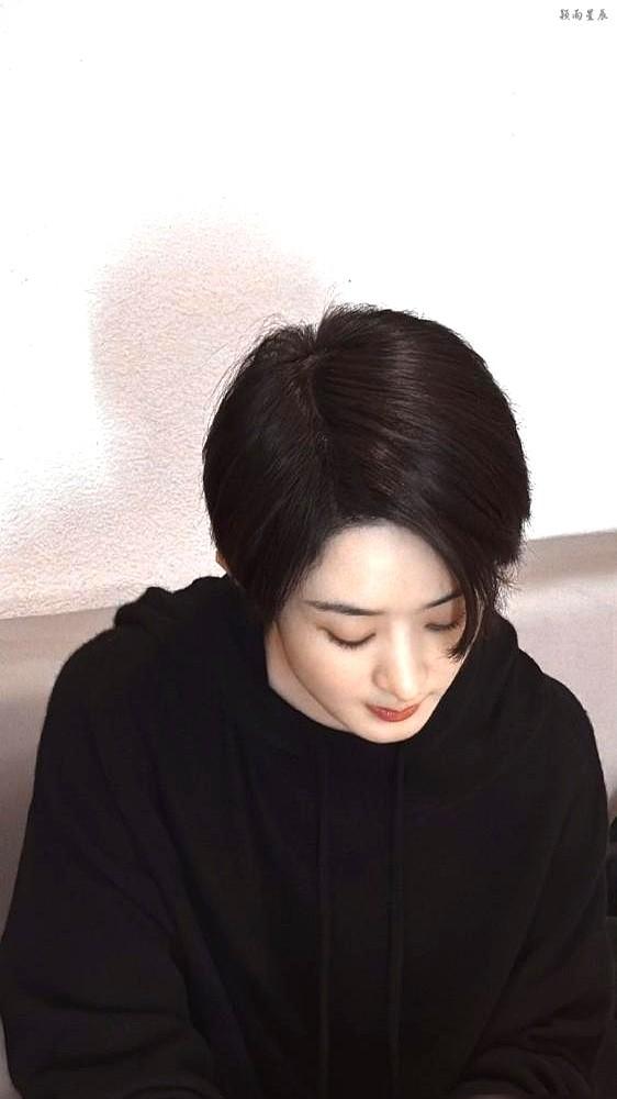 当年全网都在夸赵丽颖的“体制内”造型。她在《小城大事》里演基层干部李秋萍，齐